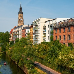 Blick auf Wohnhäuser am Karle-Heine-Kanal in Leipzig