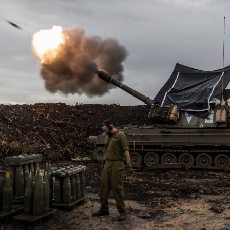Israelische Soldaten feuern nahe der Grenze zum Libanon eine mobile Haubitze ab. (zu dpa: «Neue israelische Angriffe im Gazastreifen und im Südlibanon»)

