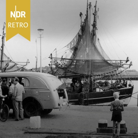 NDR Retro: Ein Übertragungswagen vor einem Fischerboot