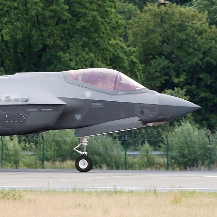 Ein Kampfflugzeug vom Typ Lockheed Martin F-35 Lightning II der italienischen Luftwaffe landet auf der Südbahn des Flughafens Schönefeld