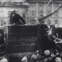 Lenin während einer Ansprache vor Soldaten im Jahr 1920: einmal mit Leon Trotsky und Lev Borisovich Kamenev auf dem Wagen und einmal retuschiert ohne die beiden.