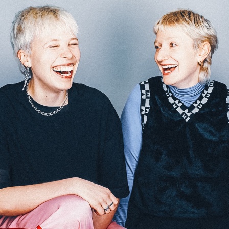 Zwei lachende junge Frauen.