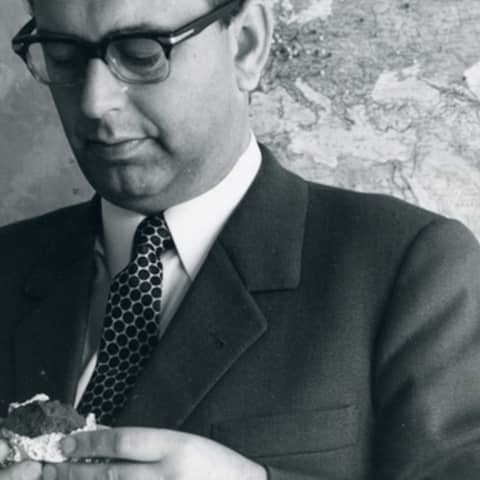 Prof. Heinrich Wänke untersucht 1969 Mondstaub am Max-Planck-Institut für Chemie, Mainz.