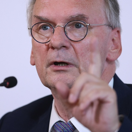 Reiner Haseloff (CDU, l), Ministerpräsident von Sachsen-Anhalt, spricht während einer Pressekonferenz