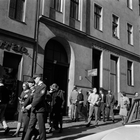 Nach der gelungenen Flucht stehen Journalisten und Polizei vor dem Haus in der Bernauer Straße 97.