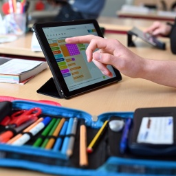 Realschüler arbeiten in einer Unterrichtsstunde mit Tablets. 