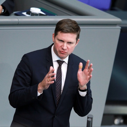 Florian Toncar, FDP, hält im Bundestag eine Rede zum Zukunftsfinanzierungsgesetz.