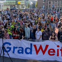 In Hamburg demonstrieren Menschen am Globalen Klimastreiktag, sie halten ein Transparent auf dem steht "Kein Grad weiter" (20.09.2024)