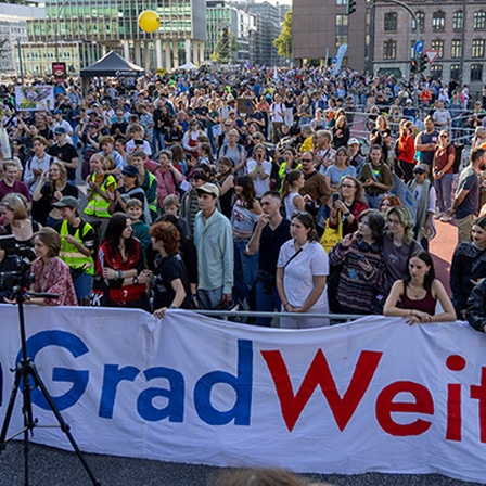 In Hamburg demonstrieren Menschen am Globalen Klimastreiktag, sie halten ein Transparent auf dem steht "Kein Grad weiter" (20.09.2024)