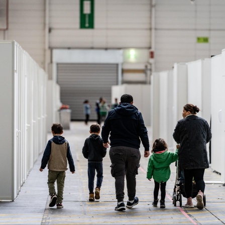 Gefluechtetenunterkunft in der Messe Frankfurt, Halle 8, hier: Eine Familie zwischen den fuer Familien abgeteilten Bereichen