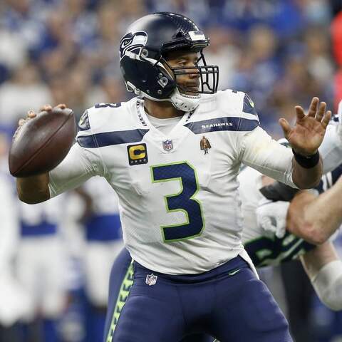 Quarterback Russell Wilson setzt zum Wurf an.