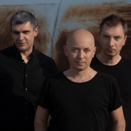 Ensemblebild Marcin Wasilewski Trio: Bassist Sławomir Kurkiewicz, Pianist Marcin Wasilewski und Drummer Michał Miśkiewicz