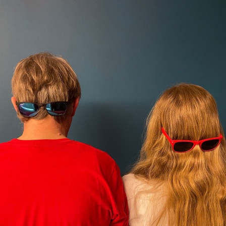 Dietmar Wischmeyer und Tina Voß Rückansicht mit Sonnenbrillen