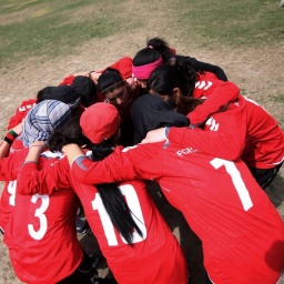 Bildnummer: 07619768 Datum: 01.04.2011 Copyright: imago/Xinhua Afghan women s national soccer team cheer up before a friendly match against NATO-led International Security Aid Force women s soccer team in Kabul, capital of Afghanistan, on April 1, 2011. T