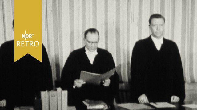 Drei Richter am Sozialgericht verlesen ein Urteil (1965)