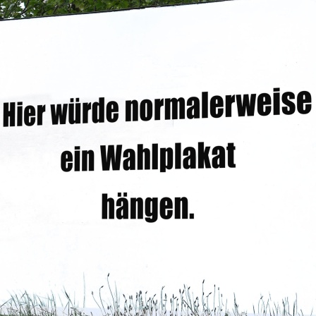 Ein weißes Wahlplakat auf dem steht: Hier würde normalerweise ein Wahlplakat hängen.