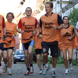 Mit einer Gruppe von Besuchern läuft der Stadtführer Jürgen Thies (3. v. rechts) durch Lüneburg (Foto vom 07.05.2008). Die Stadtführung der sportlichen Art ist in Niedersachsen angekommen. 