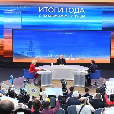 Der russische Präsident Wladimir Putin stellt sich bei einer Pressekonferenz den Fragen der Bürger.
