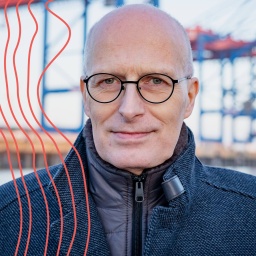 Peter Tschentscher, Erster Bürgermeister sowie amtierender Bundesratsvorsitzender, auf einer Barkassenfahrt durch den Hamburger Hafen