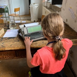 Mädchen an Schreibmaschine