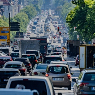 Autos, Lastwagen und Lieferfahrzeuge fahren auf dem Kaiserdamm in der Hauptstadt stadteinwärts.