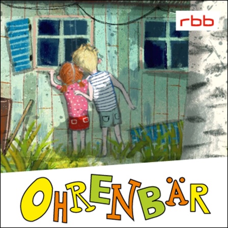 Ein Häuschen in einem Birkenwäldchen, vier Kinder drumherum beobachten Haus und Umfeld (Quelle: rbb/OHRENBÄR/Maja Bohn)