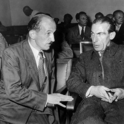 Die beiden stellvertretenden Vorsitzenden der SRP (Sozialistische Reichspartei) Otto Ernst Remer (links) und Graf Wolf von Westarp (Mitte) mit dem Parteivorsitzenden Fritz Dorls während der Verhandlung vor dem Bundesverfassungsgericht in Karlsruhe 1951. Die SRP wurde am 23.10.1952 verboten.