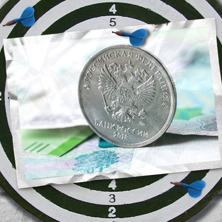 Eine Bildmontage zeigt eine Dartscheibe. Darauf ist eine Postkarte zu sehen mit einem Rubelgeldstück