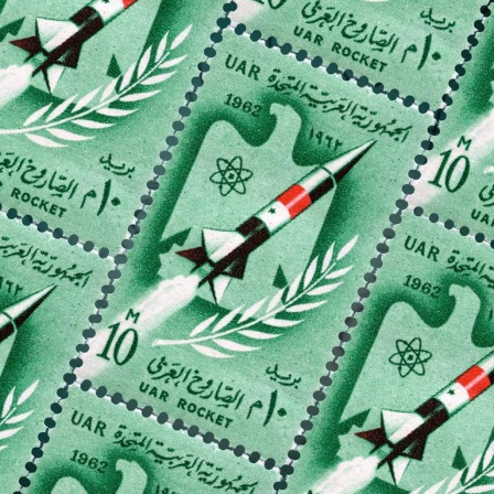 Briefmarken mit Raketen darauf, bildfüllend.