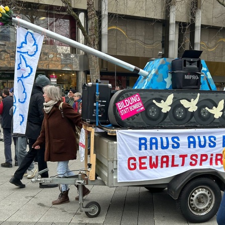 Zahlreiche Menschen nehmen an einem Ostermarsch in der Innenstadt von Hannover teil.