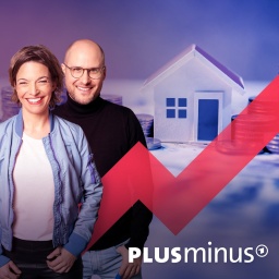 Neben den Podcast-Hosts Anna Planken und David Ahlf sind ein Häuschen und Geldscheine und Münzen zu sehen. Die Zinsen sinken etwas, die Immobilienpreise auch. Trotzdem bleibt der Immobilienkauf teuer. In manchen Gegenden kann man aber auch ein Schnäppchen machen. Und worauf sollte ich dabei achten? Die eigene Immobilie kann sich immer noch lohnen - vorausgesetzt, Objekt, Preis und Finanzierung stimmen. Anna Planken und David Ahlf schauen sich in dieser Folge um, wo es sich eher lohnt zu mieten und wo man womöglich besser kaufen sollte. Und was ist eigentlich eine "Dirty Kitchen"?  