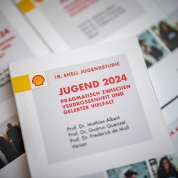 Das Cover der gedruckten Shell Jugendstudie 2024, aufgenommen bei der Vorstellung der 19. Shell Jugendstudie auf der Bundespressekonferenz.