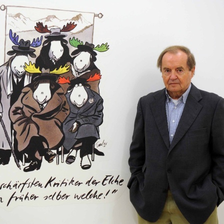 Hans Traxler vor seiner Zeichnung "Die Elche"