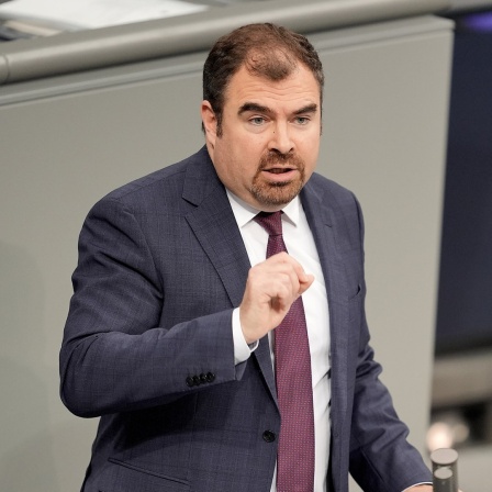 Der verteidigungspolitische Sprecher der Union Florian Hahn am Redner Pult des Deutschen Bundestages
