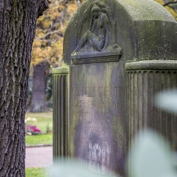 Grabstein von Cornelia und Cornelius Gurlitt auf dem neuen Johannisfriedhof in Dresden, 2013; © imago-images.de/Jörn Haufe