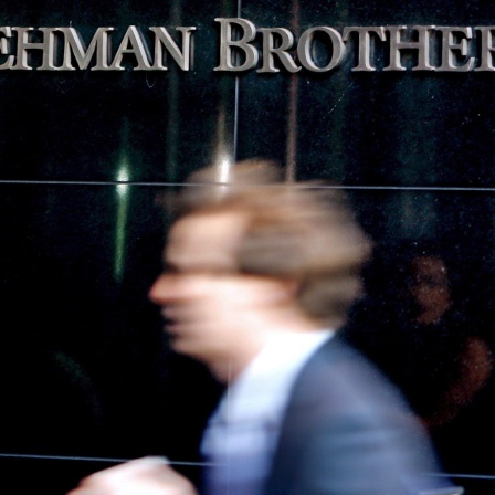 Ein Mitarbeiter betritt die Zentrale der US-Investmentbank Lehman Brothers.