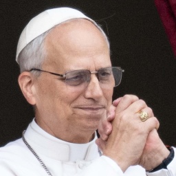 Papst Leo XIV. steht auf dem Mittelbalkon des Petersdoms bei seinem ersten Sonntagssegen.
