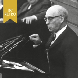 Fritz Erler während der außenpolitischen Debatte am 25. Mai 1966 im Deutschen Bundestag am Rednerpult.  | Bild: picture-alliance / dpa | Egon Steiner