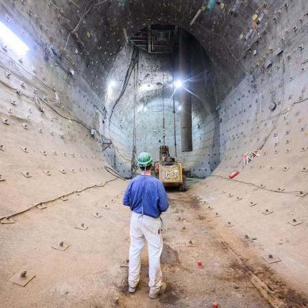 Ein Mitarbeiter steht im Schacht Konrad unter Tage. Das ehemalige Eisenerzbergwerk ist das erste nach Atomrecht genehmigte Endlager für schwach- und mittelradioaktive Abfälle in Deutschland. 