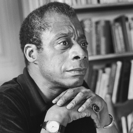 Porträt von James Baldwin in nachdenklicher Pose