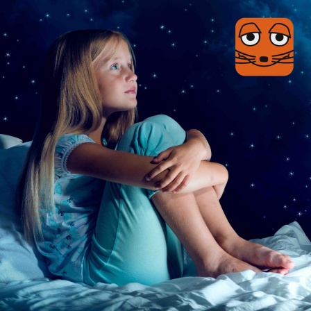 Mädchen im Bett vor Sternenhimmel mit Erdkugel.