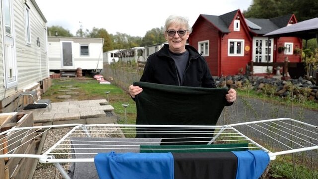 Claudia Stein hängt auf dem Campingplatz Wäsche auf