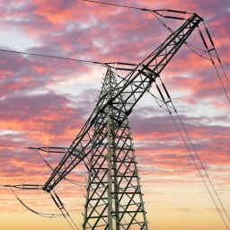 Ein Strommast vor einem Sonnenuntergang