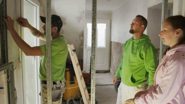 Dirk und seine Maler und Lackierer helfen bei den Renovierungsarbeiten im Aartal mit.