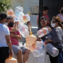 Menschen warten mit Plastikbehältern auf Wasserlieferungen an einer Sammelstelle in Monterrey im Norden Mexikos.
