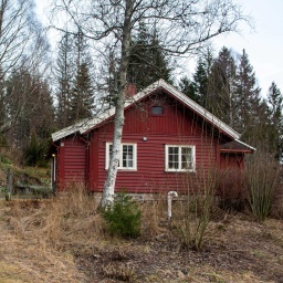 Ein rotes Haus am Waldrand in Norwegen.