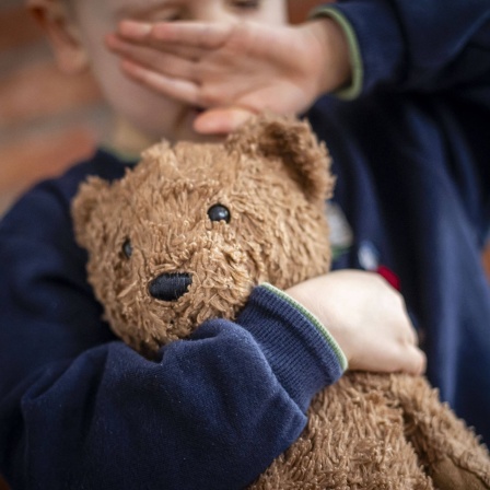 Kind mit Teddybär im Arm