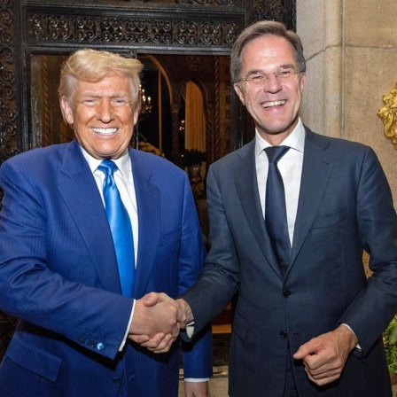 Ser designierte US-Präsident Donald Trump (links) und Nato-Generalsekretär Mark Rutte (rechts) geben sich die Hand.