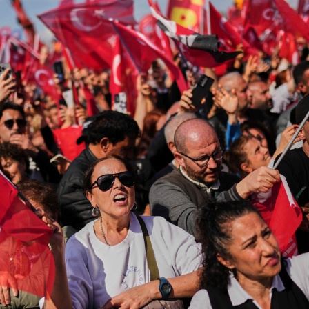 Demonstranten rufen Slogans während einer Kundgebung der Republikanischen Volkspartei (CHP) in Istanbul.