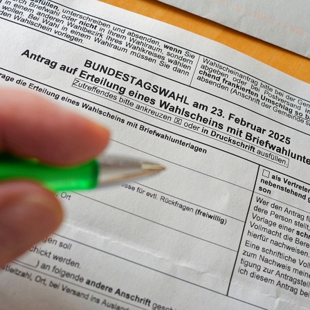 Ein Antrag auf Erteilung eines Wahlscheins mit Briefwahlunterlagen für die Bundestagswahl wird ausgefüllt. 
